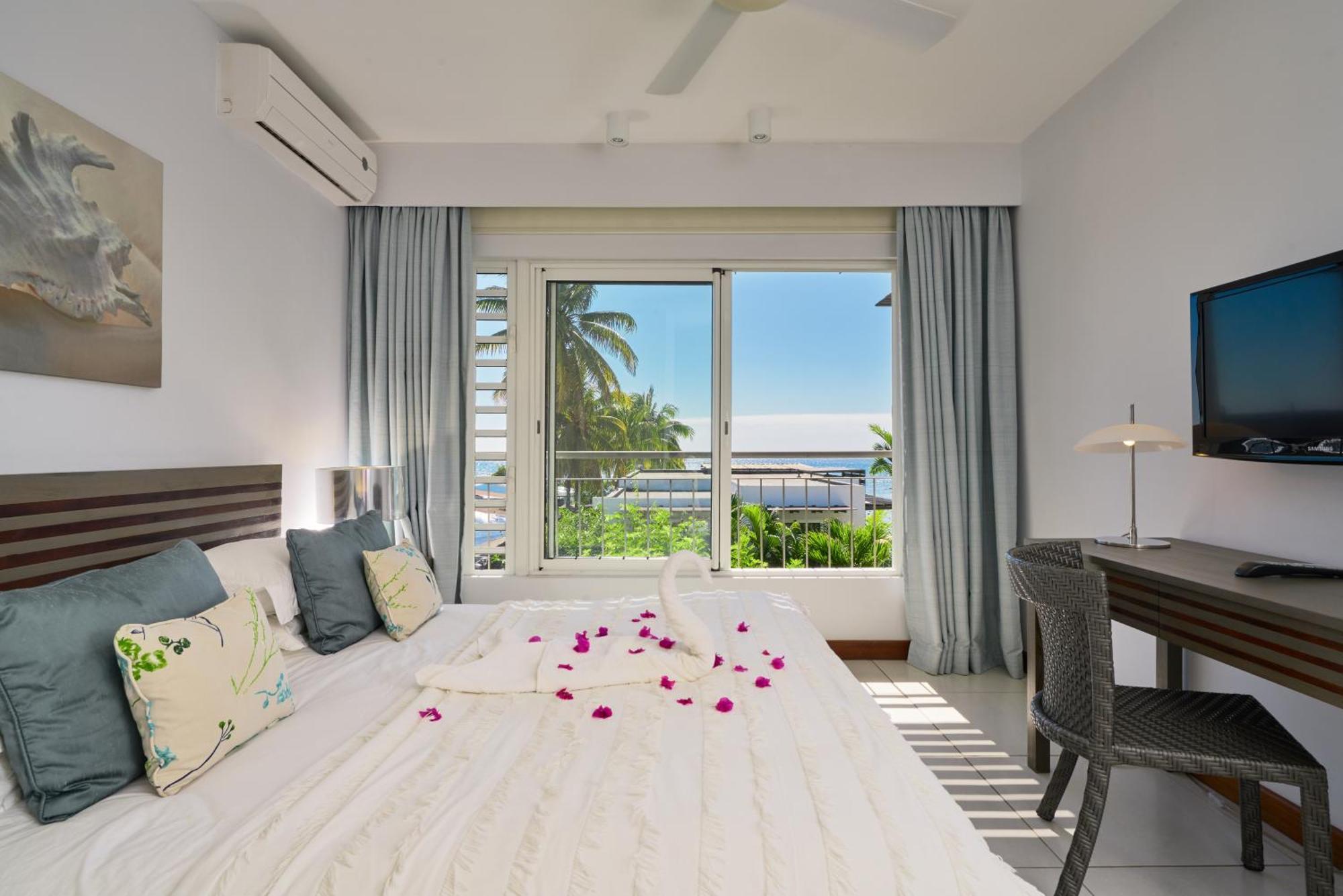 Bleue Beachfront With Lov